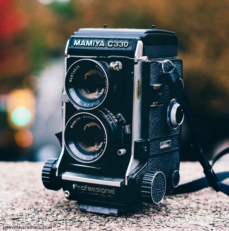 Mamiya C330 jerk with a camera