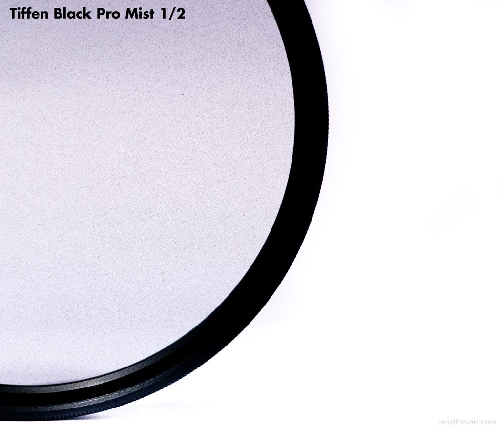 Filtre Photo Tiffen Black Pro-Mist 1/2 - 43 Mm - Réduit Les Contrastes, Adoucit La Peau, Crée Des Reflets Doux - Pour Effet Cinématographique